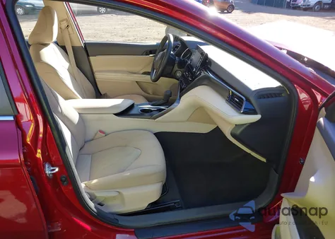 2021 Toyota Camry Le z USA, uszkodzony, nr VIN 4T1C11AK1MU413300